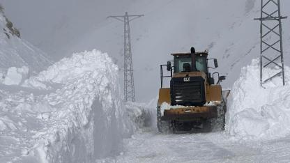 Eleşkirt’te çığ engeli İlçe Özel İdaresi ekiplerince kaldırıldı