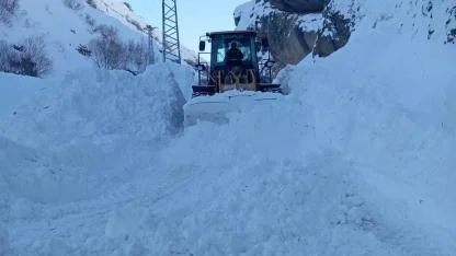 Eleşkirt’te Çığa Rağmen Köy Yolları Açıldı