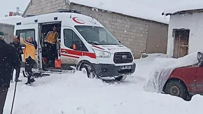 Eleşkirt’te kapanan köy yolları açıldı, 3 hasta ambulansla kurtarıldı