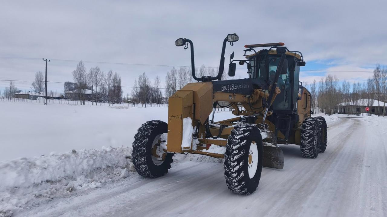 Erciş Belediyesi Ekipleri Kırsal Mahallelerde Kar Küreme Çalışmalarını Sürdürüyor