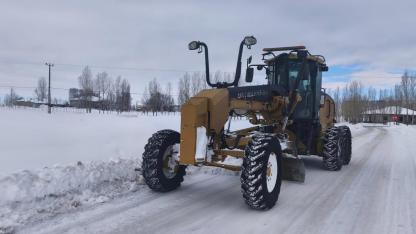 Erciş Belediyesi Ekipleri Kırsal Mahallelerde Kar Küreme Çalışmalarını Sürdürüyor