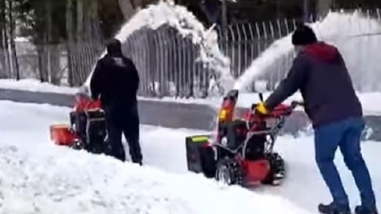 Erciş Belediyesi Yaya Güvenliği İçin Kaldırımları Temizliyor