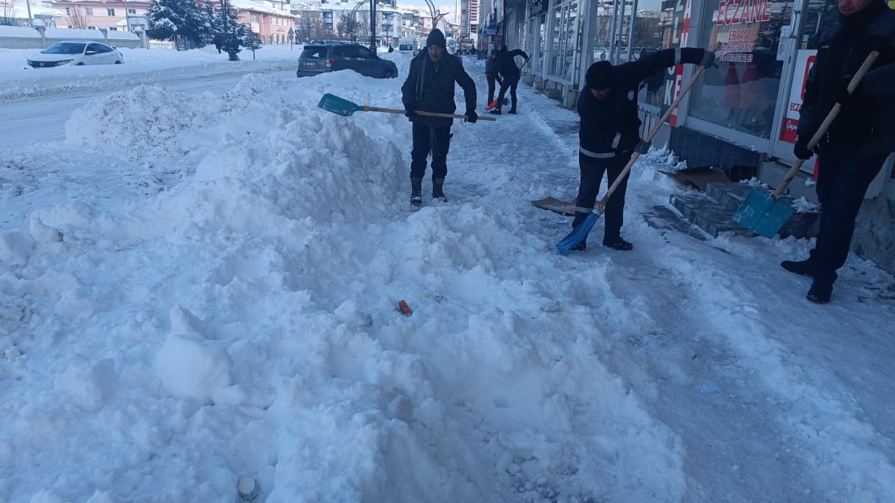 Erciş Belediyesinden Araç Sahiplerine Önemli Uyarı; Araçlarınızı Yol Kenarlarına Park Etmeyin!