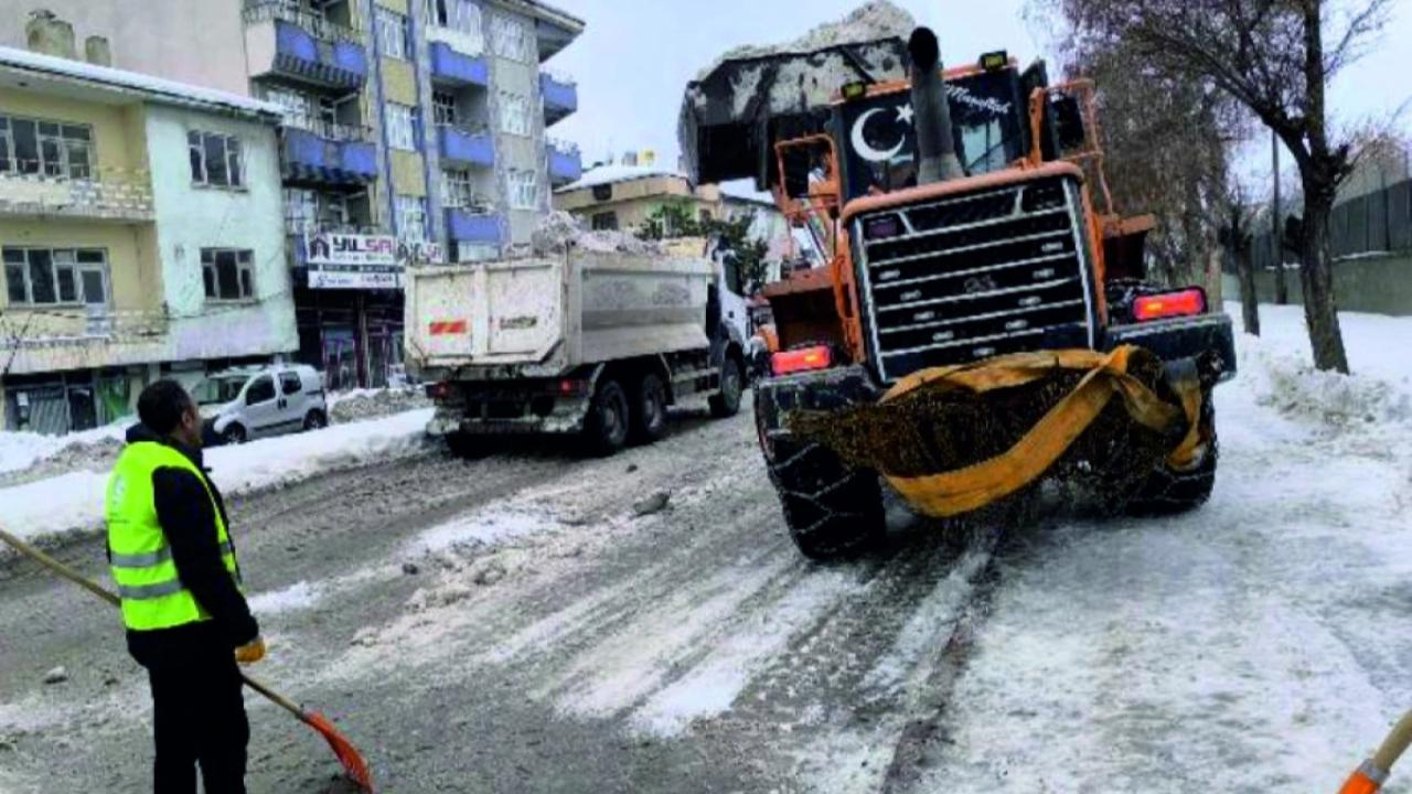 Erciş Belediyesi’nden Buzlanan Kaldırımlara Müdahale