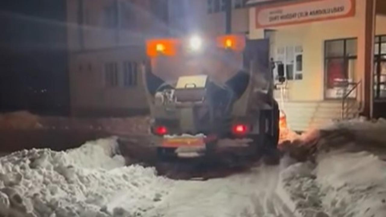 Erciş Belediyesi’nden Okul Bahçelerinde Kar Temizliği