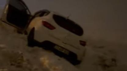 Erciş’te Buzlanan Yolda Kaza Araç Şarampole Düştü (Videolu Haber)