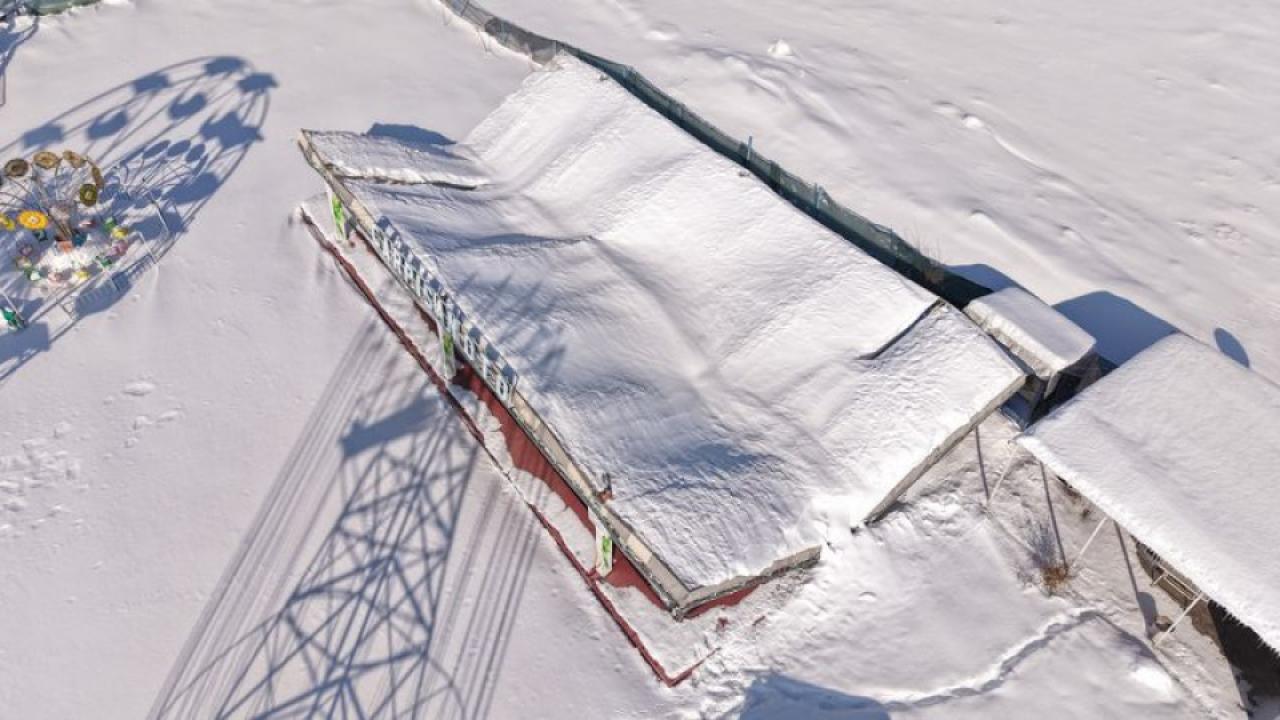 Erciş’te Kar Nedeniyle Lunaparkta Çatı Çöktü