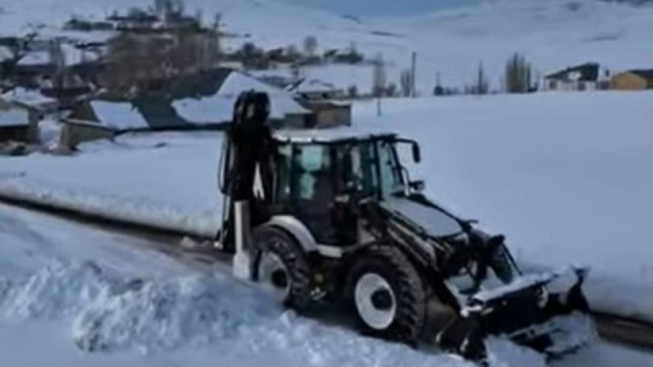 Erciş’te Kırsal Mahalle Yollarında Kar Küreme Çalışmaları Sürüyor
