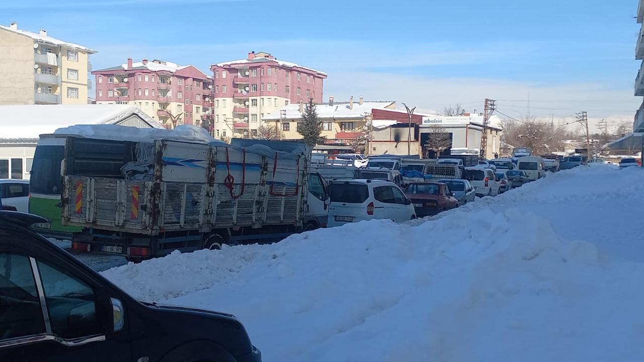 Erciş’te Yoğun Kar Yağışı Trafiği Felç Etti