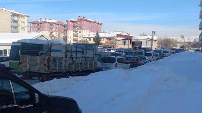Erciş’te Yoğun Kar Yağışı Trafiği Felç Etti