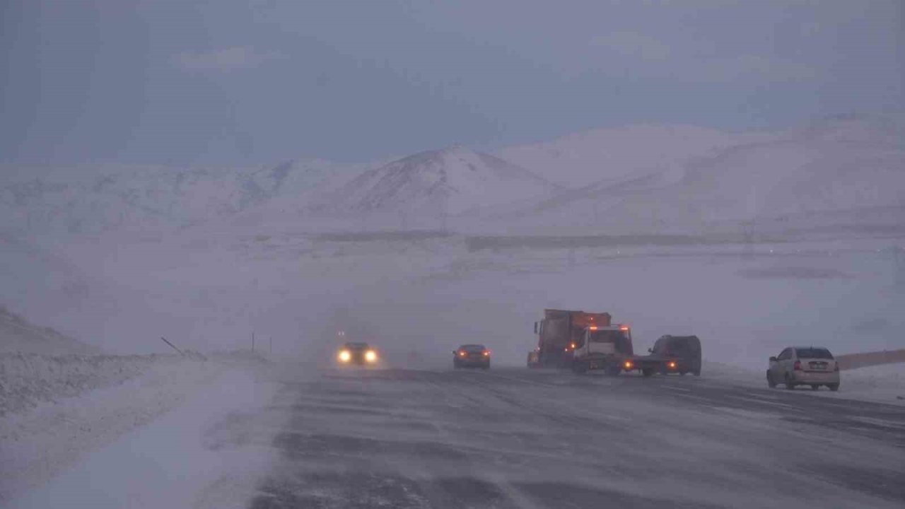 Erzurum-Artvin karayolunda tipi etkili oldu, 6 araç kaza yaptı
