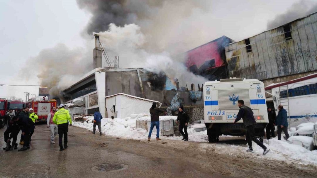 Erzurum’daki mobilya üretimi yapan iş yerinde çıkan yangın öncesi meydana gelen patlama güvenlik kamerasında