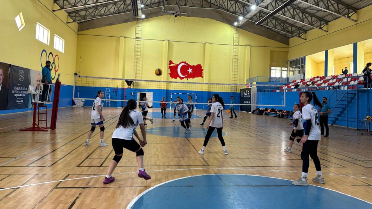 Genç Sultanlar Ağrı’da İl Birinciliği İçin Mücadele Ediyor