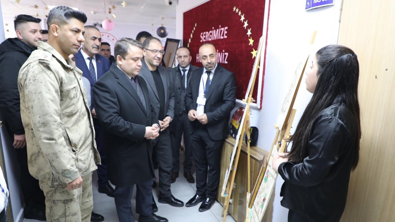 Gençlerin el emeği eserleri Eleşkirt’te sergilendi