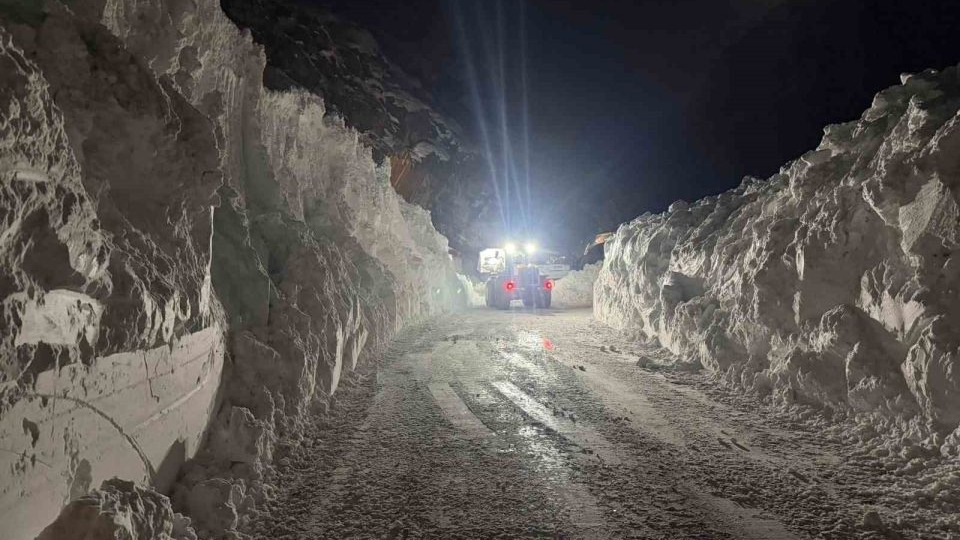 Hakkari-Van karayolunda düşen çığın temizlenmesi ile yol ulaşıma açıldı