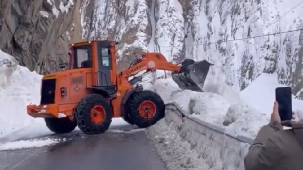 Hakkari-Yüksekova kara yoluna çığ düştü