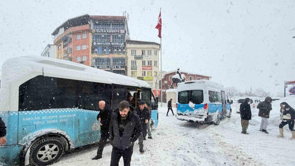 Hakkari’de 357 yerleşim yerinin yolu kapandı