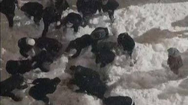 Hakkâri’de çatıdan düşen kar kütlesinin altında kalan öğrenci yaralandı