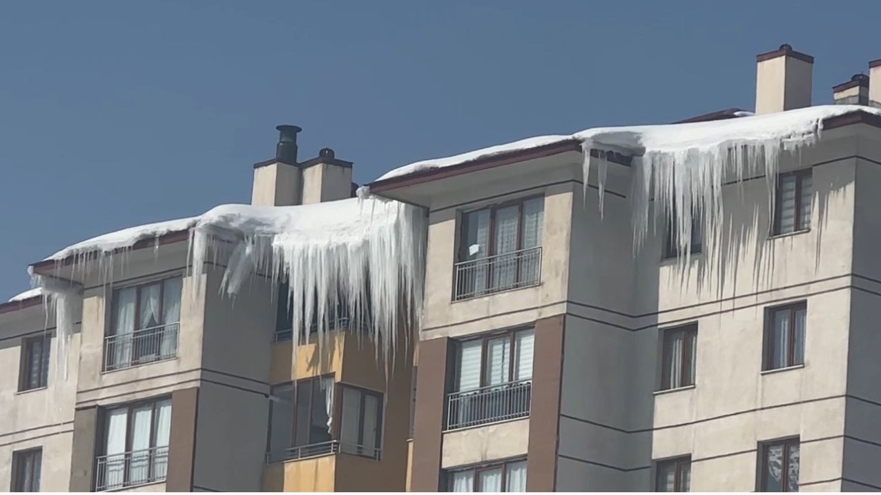 Hakkari'nin Yüksekova ilçesinde buz sarkıtları 3 metreyi aştı