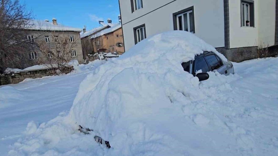 Hasköy’de araçlar kar altında kayboldu