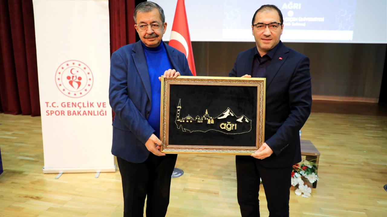 Hayati İnanç Ağrı’da edebiyat ve irfanı anlattı