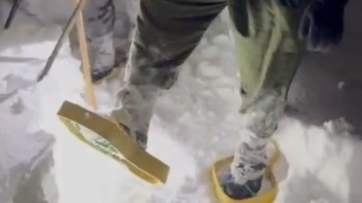 Hedik giyen köylülerin karda zorlu mücadelesi