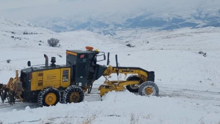 Iğdır’da kapalı köy yollarında çalışmalar sürüyor