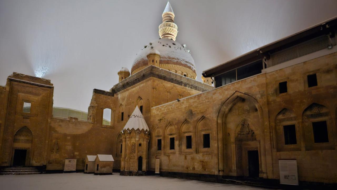 İshak Paşa Sarayı Kar ve Geceyle Görsel Şölene Dönüştü