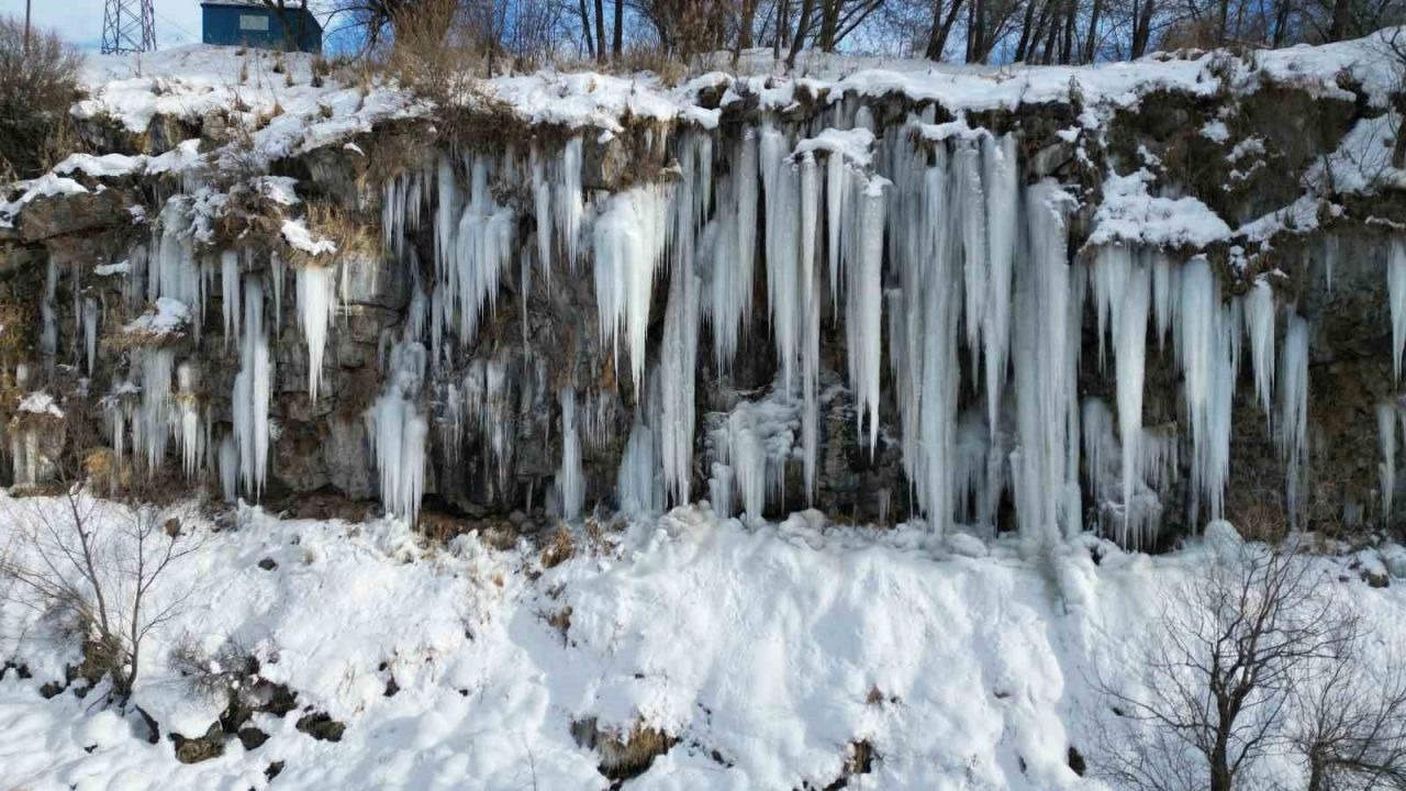 Kanyonda oluşan metrelerce boydaki buz sarkıtları görsel şölen sunuyor