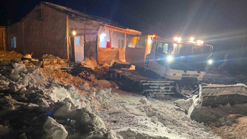 Kars’ta Mehmetçik paletli kar aracıyla yaşlı hastaya ulaştı