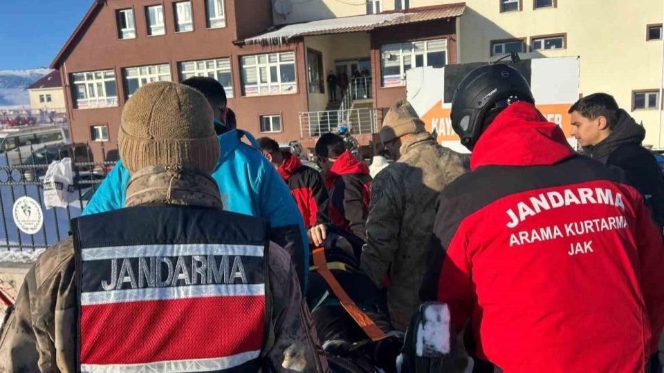 Kayak merkezinde düşerek yaralanan şahsın yardımına JAK ve UMKE yetişti