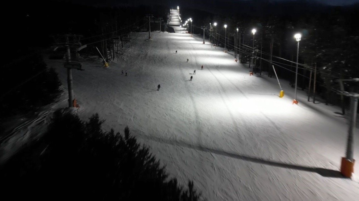 Kristal karların üzerinde gece mesaisi: Sarıkamış’ta ışıklar altında kayak keyfi