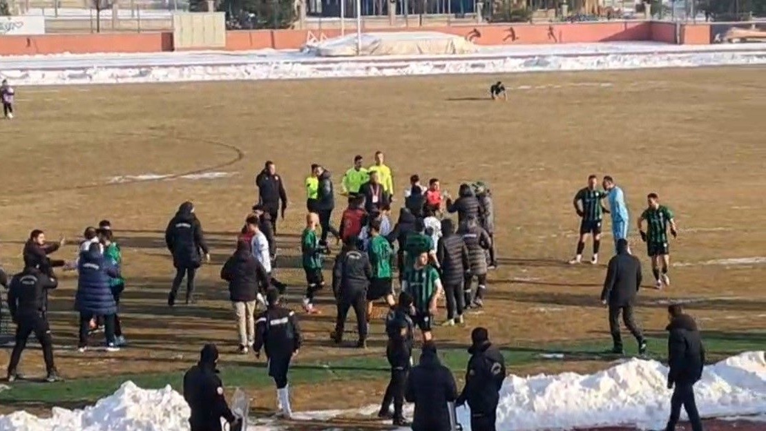 Maç sonu tekme ve yumruklar havada uçuştu