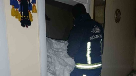 Mahalleye çığ düştü: 1 kişi kayıp, 22 ev boşaltıldı