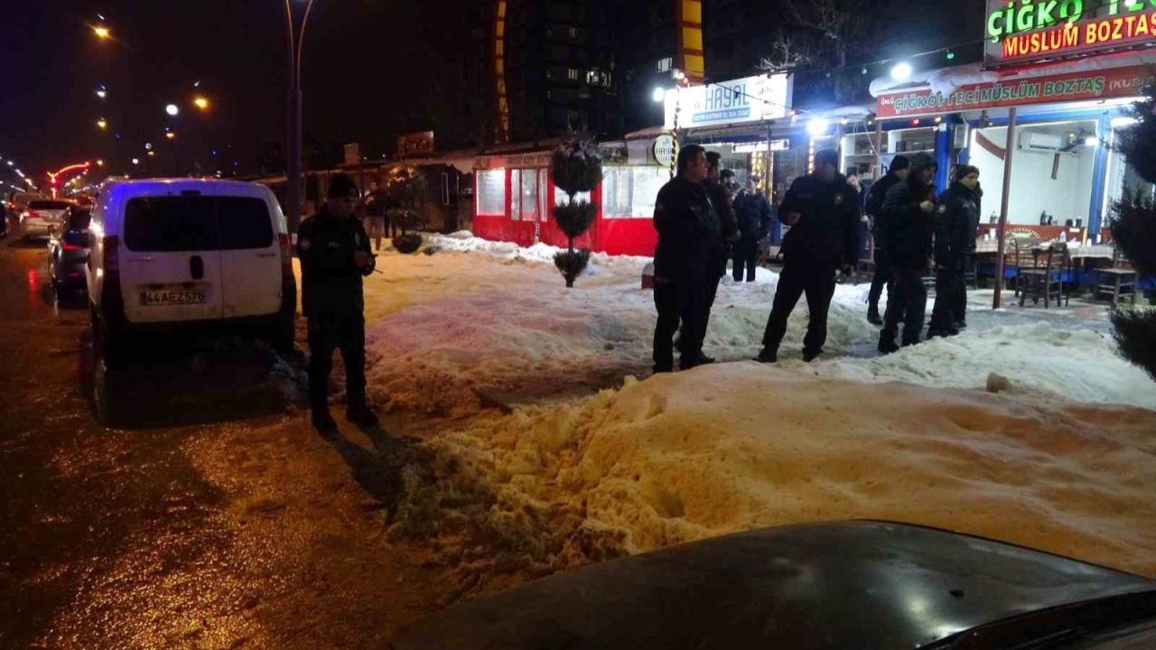 Malatya’da husumetlilerin bıçaklı kavgasında: 2’si ağır 3 kişi yaralandı