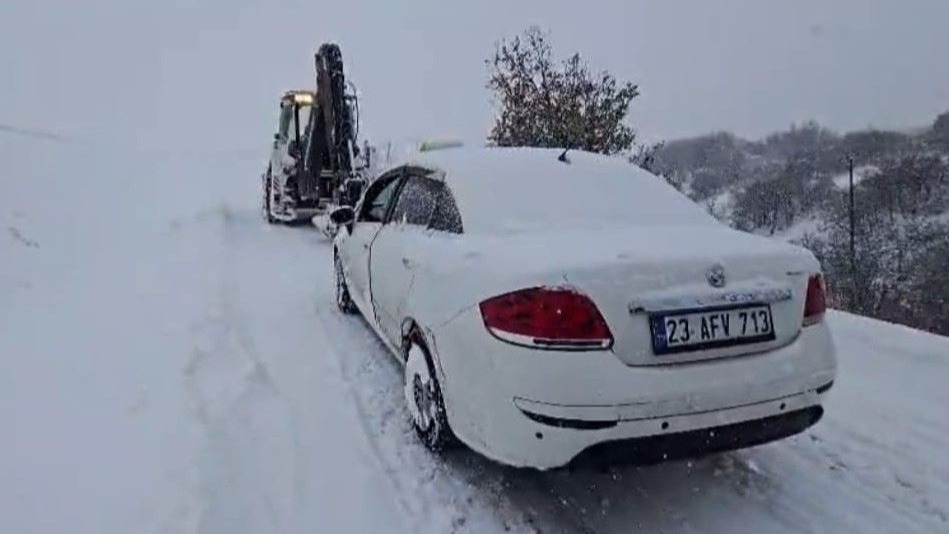 Malatya’da karlı yolda kalan araç ve hasta vatandaşlara büyükşehir ekipleri yetişti
