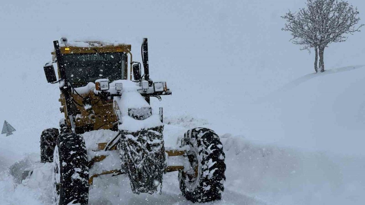 Muş’ta 176 köy yolu ulaşıma kapandı, ekipler hastalar için seferber oldu