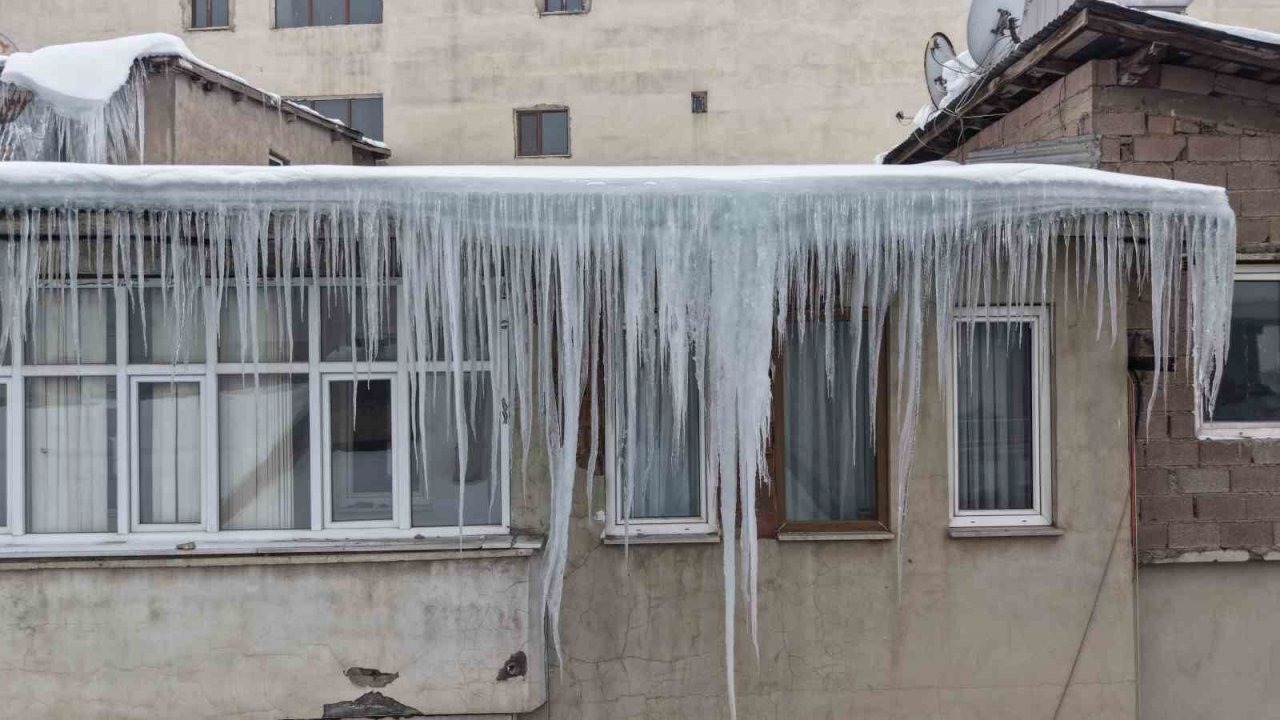 Muş’ta çatılarda oluşan dev buz sarkıtları tehlike saçıyor