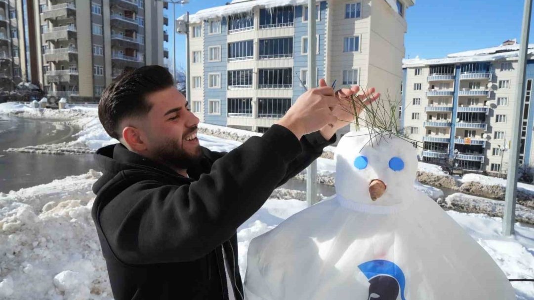 Muş’ta karı eğlenceye dönüştüren berberler, kardan adamı tıraş etti