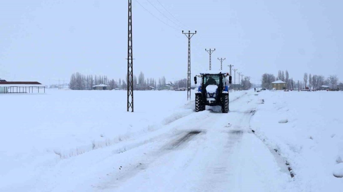 Muş’ta muhtarın gönüllü kar mesaisi takdir topladı