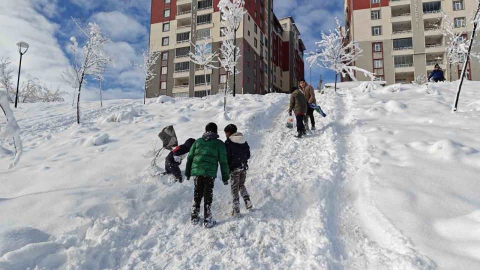 Okullar 1 gün tatil edildi