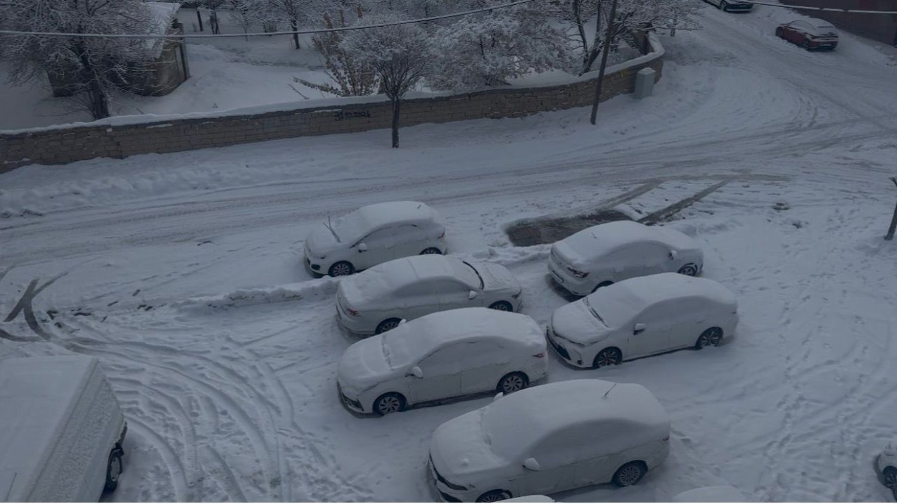 Patnos yeniden kar yağışının etkisinde kaldı