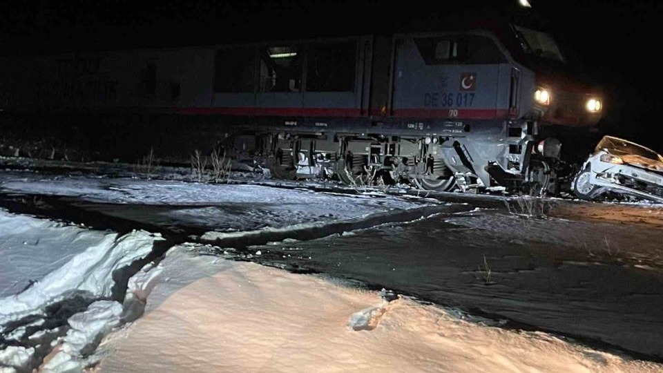 Sarıkamış’ta yük treni otomobile çarptı: 1 yaralı