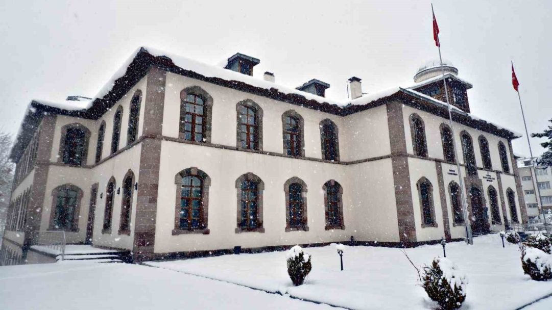 Tarihi Erzurum Kongre Binası için tehlike zilleri çalıyor