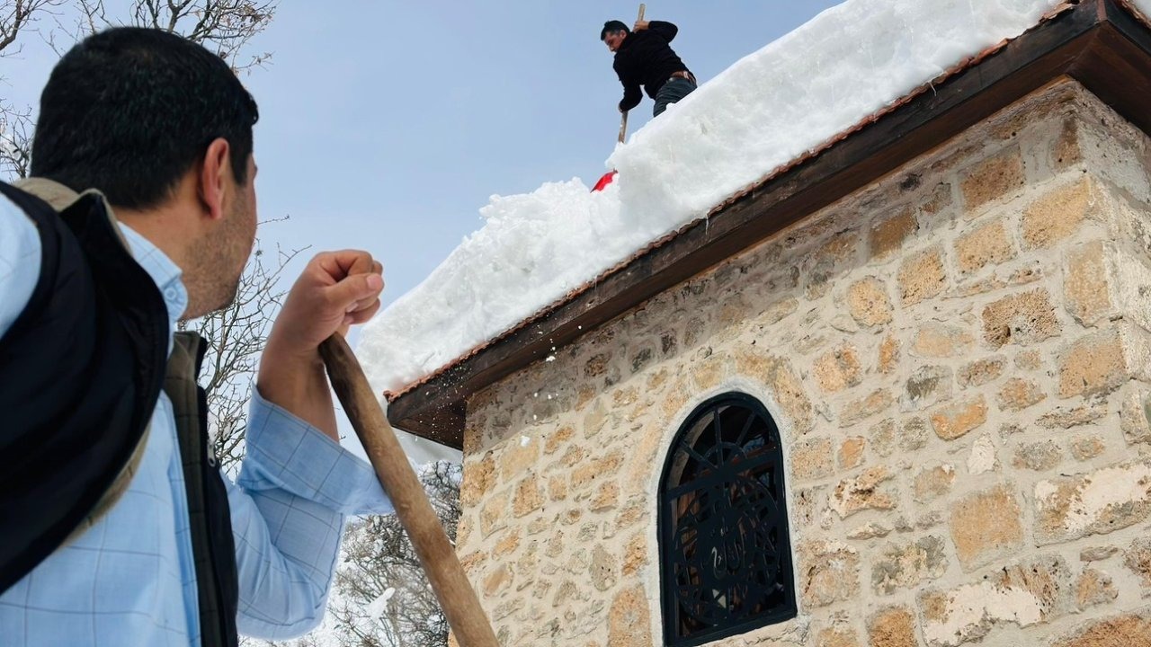 Tarihi miras onlara emanet: Muhtar ve imamdan örnek kar mesaisi
