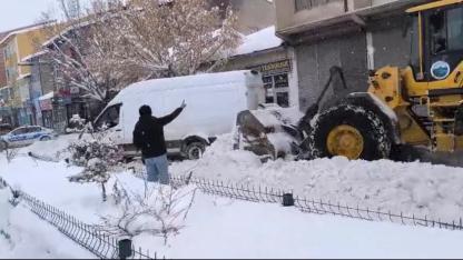 Taşlıçay’da Kar Engeline Kepçe Müdahalesi