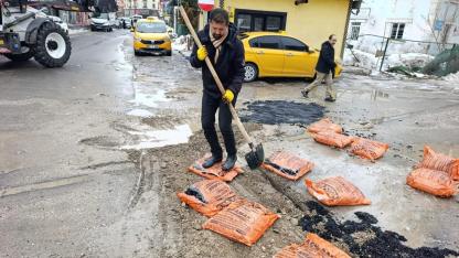 Tekevler Caddesi’nde Kar Temizliği ve Asfalt Yama Çalışmaları Bir Arada
