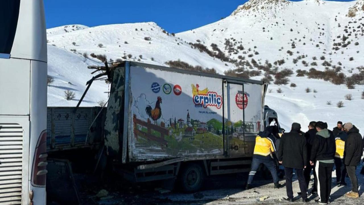 Tutak’ta zincirleme kaza: 6 yaralı