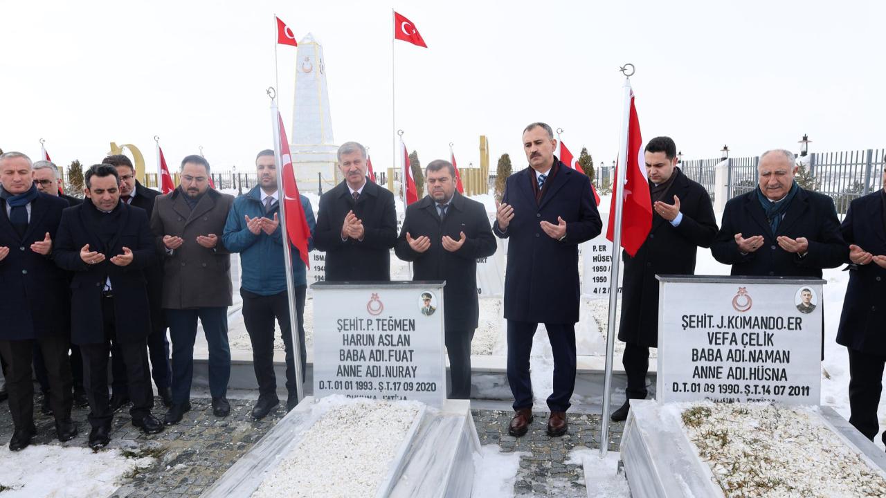 Vali Bozkurt, görevinin ilk gününde şehitlerimizi rahmetle andı