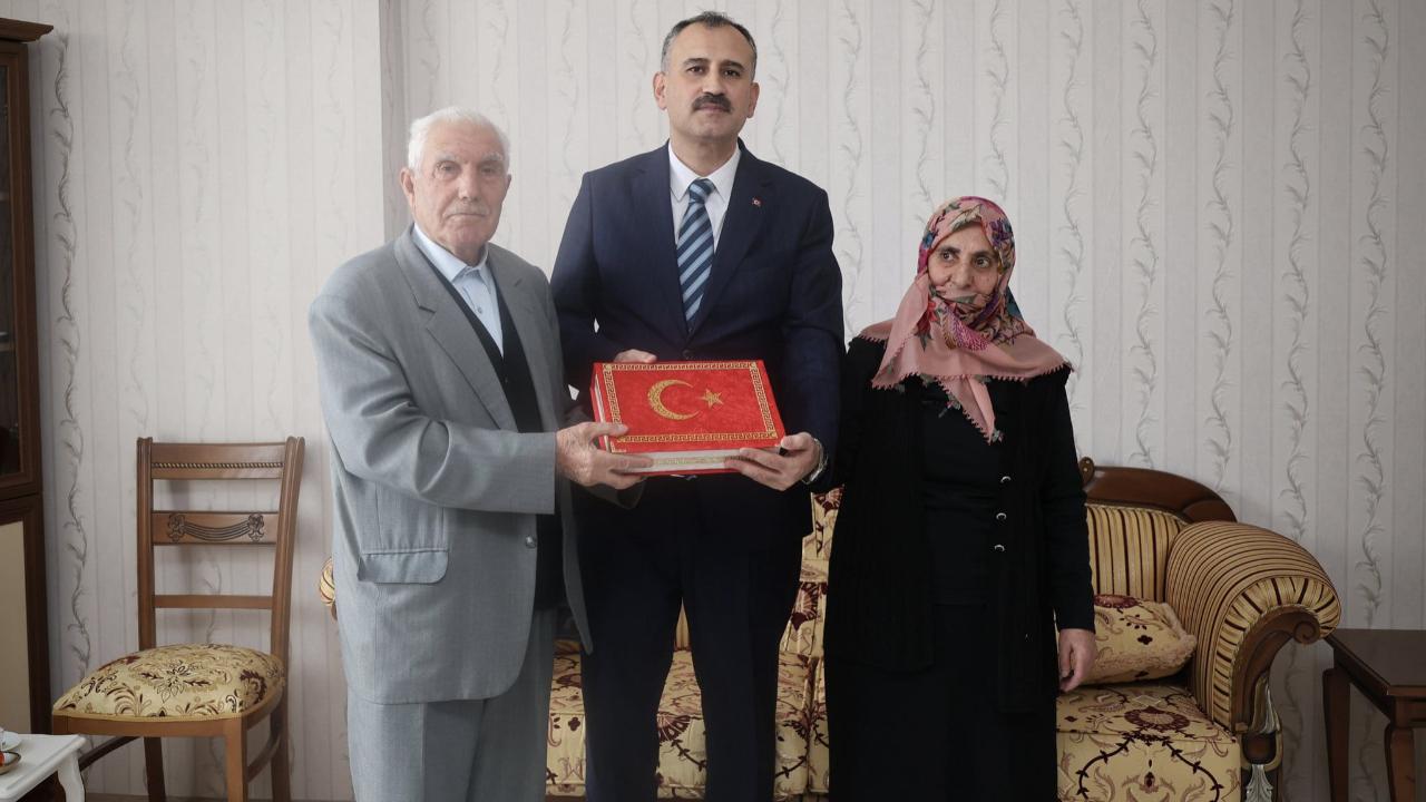 Vali Bozkurt, görevinin ilk gününde şehitlerimizi rahmetle andı